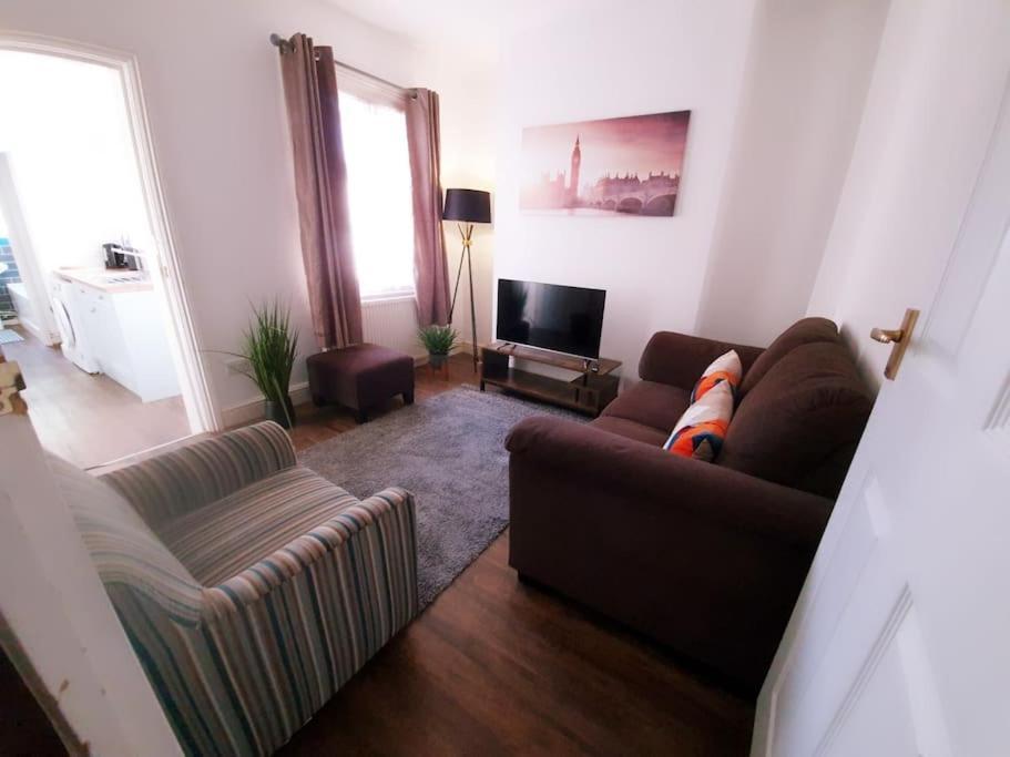 October Disc - Long Stay - Contractors Swindon Dış mekan fotoğraf